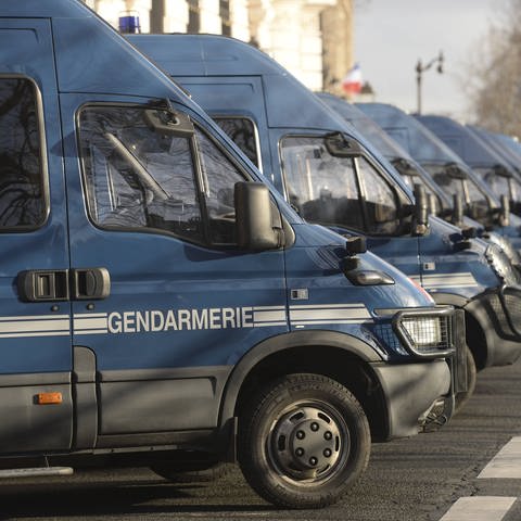 Mehrere Polizeiautos stehen in den Straßen von Paris (Foto: IMAGO, IMAGO / ZUMA Press)