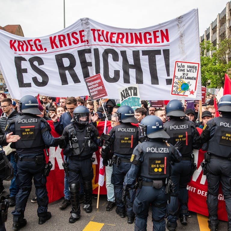 Einheiten der Polizei geraten bei einer Kundgebung zum Tag der Arbeit (1.Mai) mit Demonstranten an einander. Die Veranstaltungen des Deutschen Gewerkschaftsbundes zum Tag der Arbeit standen in diesem Jahr unter dem Motto Ungebrochen solidarisch. (Foto: picture-alliance / Reportdienste, Christoph Schmidt)