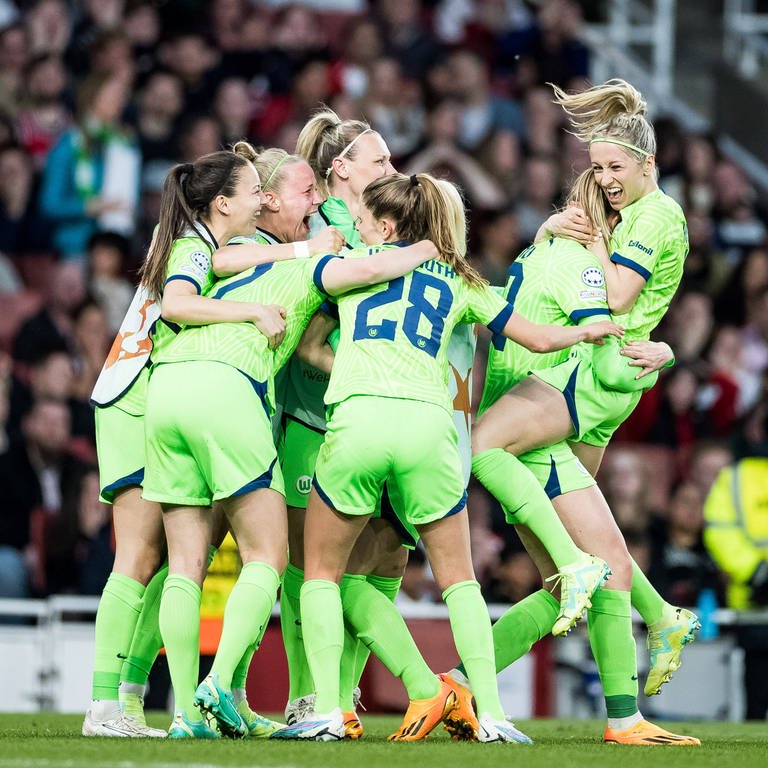 Die Fußball-Frauen des VfL Wolfsburg jubeln, sie stehen im Finale der Champions League (Foto: IMAGO, IMAGO / Beautiful Sports)
