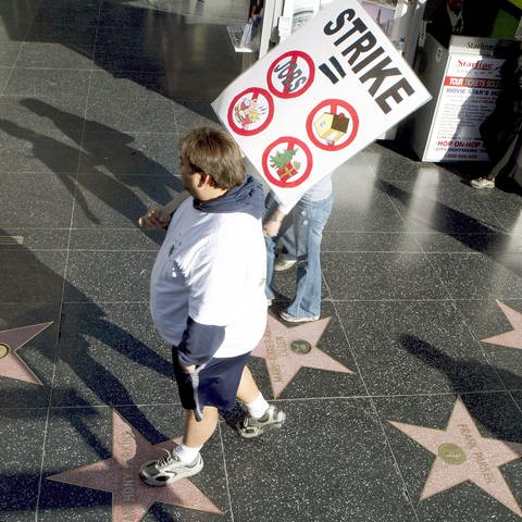 Streik in Hollywood: Drehbuchautoren demonstrieren am "Walk of Fame" (Archiv 2007) (Foto: dpa Bildfunk, picture-alliance/ dpa | epa Andrew Gombert)