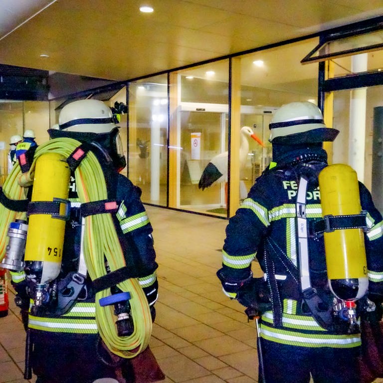 Einsatzkräfte der Feuerwehr - Bei einem Feuer in der Notaufnahme eines Pforzheimer Krankenhauses ist ein Mensch ums Leben gekommen. (Foto: dpa Bildfunk, picture alliance/dpa/EinsatzReport24 | Markus Rott)