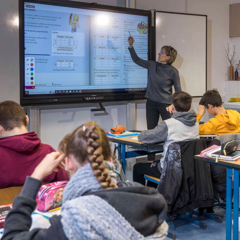 Schulklasse während Unterricht mit digitalem Whiteboard. Das Bildungsprogramm "Startchancen" soll an 4.000 Schulen benachteiligte Schüler unterstützen und fördern. (Foto: IMAGO, IMAGO / Rainer Weisflog)