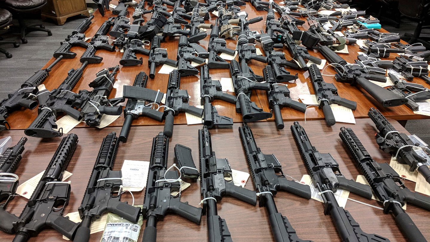 Mehrere Waffen liegen auf einem Tisch in den USA. (Foto: dpa Bildfunk, picture alliance / Uncredited/Sacramento Police Department/dpa | Uncredited)