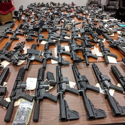 Mehrere Waffen liegen auf einem Tisch in den USA. (Foto: dpa Bildfunk, picture alliance / Uncredited/Sacramento Police Department/dpa | Uncredited)
