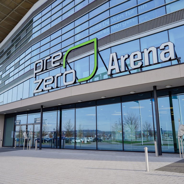 Baden-Württemberg, Sinsheim: Der Schriftzug "Pre Zero Arena" ist über einem Stadioneingang befestigt. (Foto: dpa Bildfunk, picture alliance/dpa | Uwe Anspach)