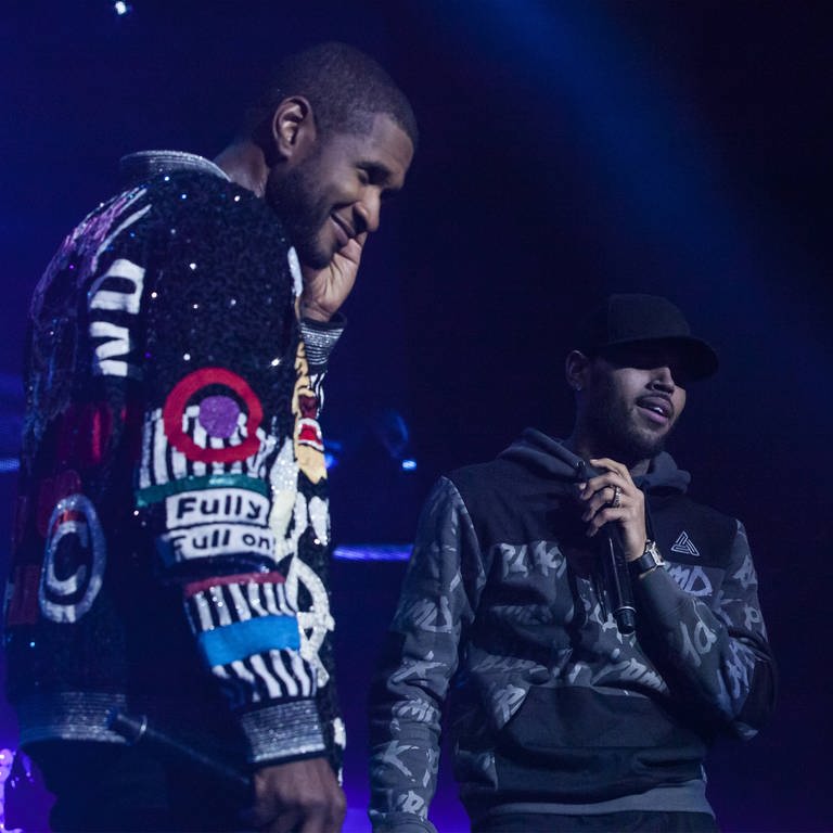 Chris Brown und Usher stehen gemeinsam auf der Bühne (2016) (Foto: IMAGO, The Photo Access)