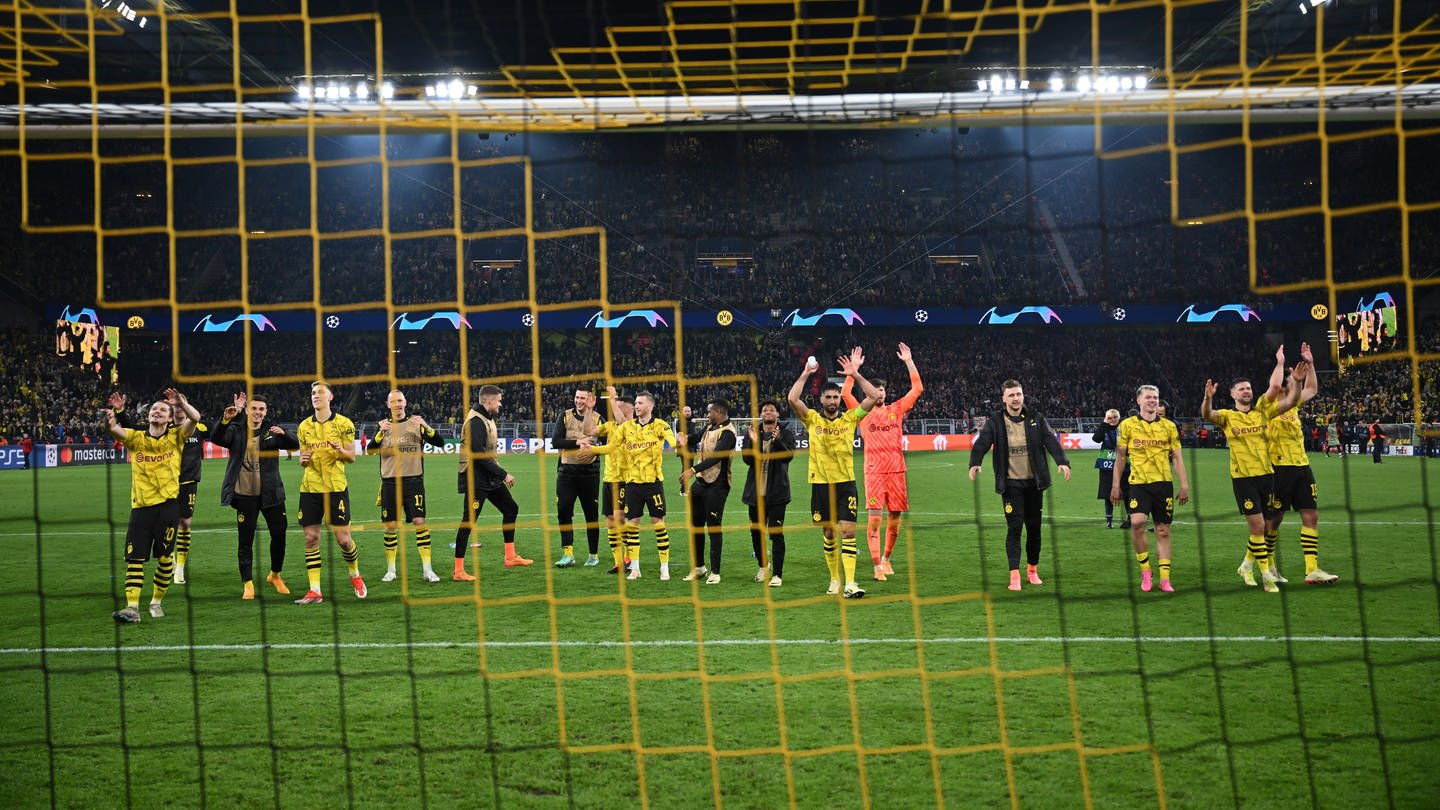 Die Spieler von Borussia Dortmund lassen sich nach dem Sieg gegen Atletico Madrid von den Fans feiern. (Foto: dpa Bildfunk, picture alliance/dpa | Bernd Thissen)