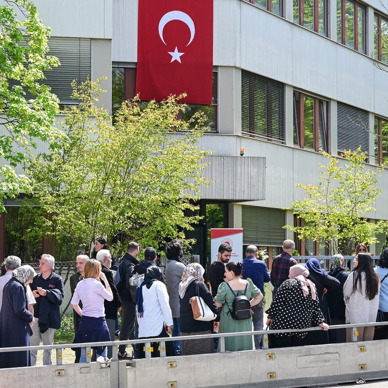 Wahlberechtigte Türken stehen vor einem Wahllokal in Stuttgart zur Abstimmung für die Türkei-Wahlen.  (Foto: picture-alliance / Reportdienste, Bernd Weißbrod)