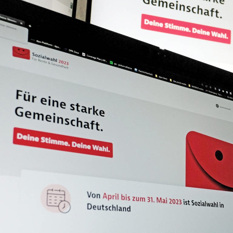 Eine Internetseite zur Sozialwahl 2023 ist auf zwei Computermonitoren zu sehen. Rund 52 Millionen Menschen in Deutschland sind zur Teilnahme an der Sozialwahl aufgerufen - davon erstmals 22 Millionen online. (Foto: dpa Bildfunk, picture alliance/dpa | Stefan Jaitner)