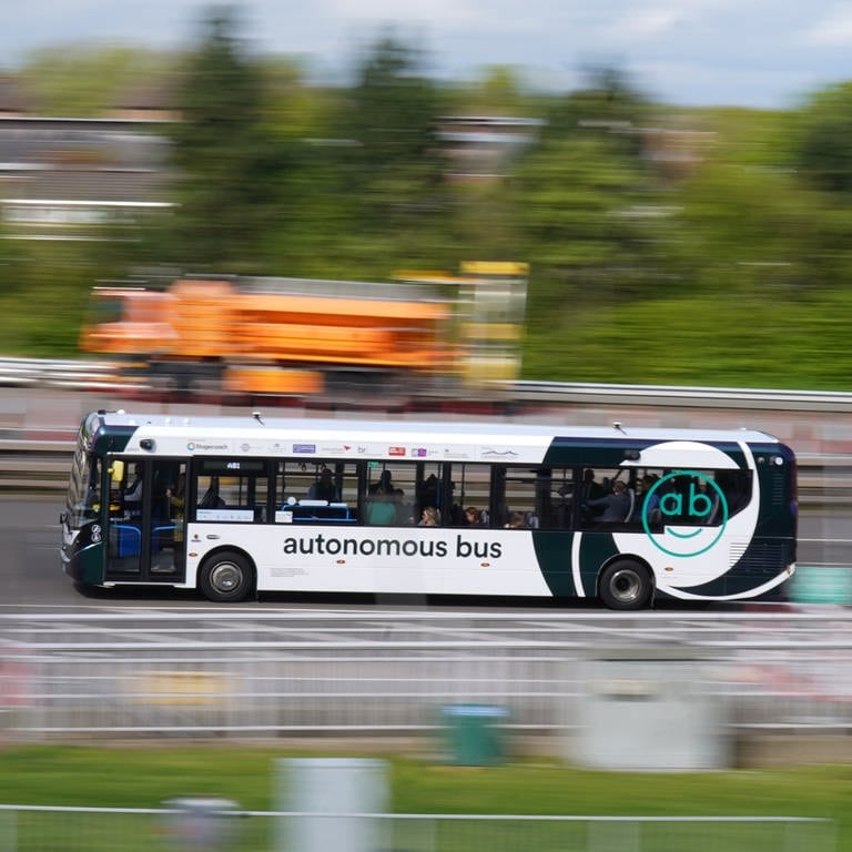 Ein autonomer Bus fährt über die Forth Road Bridge in Schottland. Erstmals kommt in Großbritannien ein selbstfahrender Bus im regulären Linienbetrieb zum Einsatz. (Foto: dpa Bildfunk, picture alliance/dpa/PA Wire | Andrew Milligan)