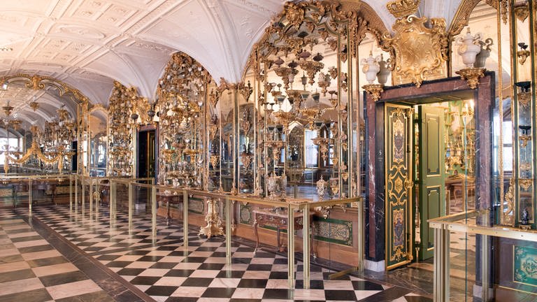 Das Grüne Gewölbe in Dresden. Hier kam es zu einem spektakulären Einbruch durch Mitglieder des Berliner Remmo-Clans, bei dem Juwelen im Wert von über 100 Millionen Euro geraubt wurden. Die Täter wurden nun verurteilt.