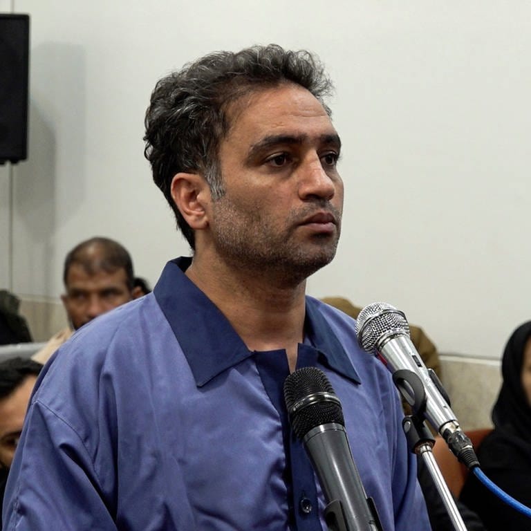 Auf diesem von der Nachrichtenagentur Misan via AP am 19.05.2023 veröffentlichten Foto nimmt Said Jakobi an seinem Prozess teil. Im Iran sind drei weitere Demonstranten nach umstrittenen Prozessen hingerichtet worden. Die Männer seien am Freitagmorgen exekutiert worden, berichtete das Justizportal Misan. Die Protestteilnehmer wurden beschuldigt, während der landesweiten Demonstrationen gegen die iranische Staatsführung im November drei Sicherheitskräfte in der Metropole Isfahan getötet zu haben. Unabhängig überprüfen lassen sich die Vorwürfe nicht. (Foto: dpa Bildfunk, picture alliance/dpa/Mizan News Agency/AP | Uncredited)