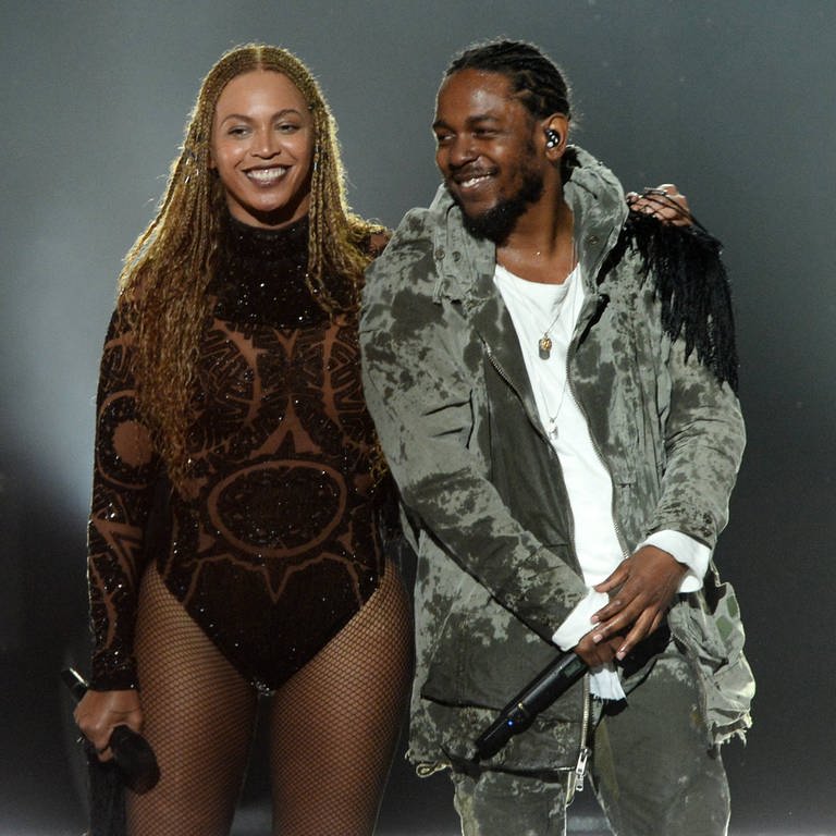 Beyoncé und Kendrick Lamar lächeln nach ihrem Auftritt auf der Bühne. (Foto: IMAGO, UPI Photo)