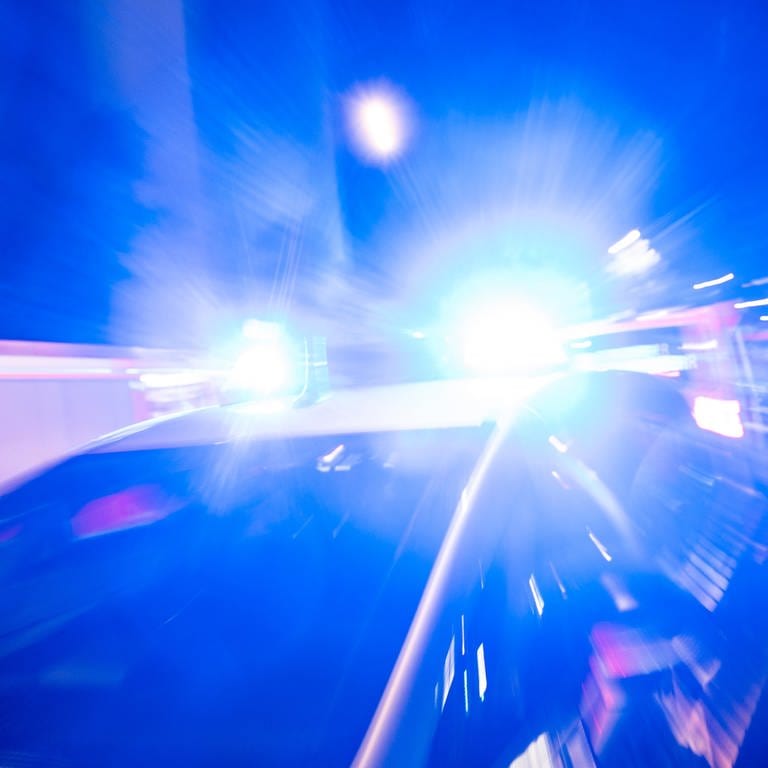 Ein Polizeiauto steht auf der Straße. Bei einer Messerattacke in Kölleda wurde eine 17-Jährige schwer verletzt. (Foto: dpa Bildfunk, picture alliance/dpa | Christophe Gateau)