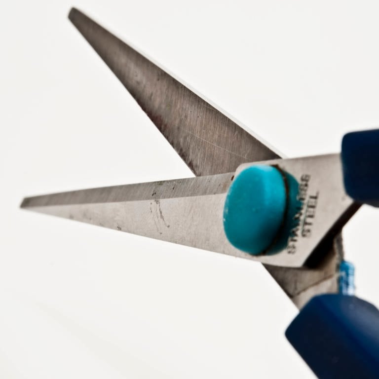 Bild einer blauen Schere zum Basteln (Symbolbild) (Foto: IMAGO, IMAGO / Design Pics)