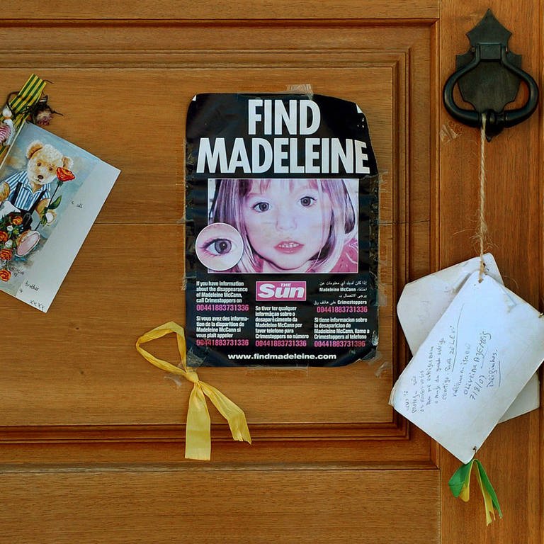 Fotos und Andenken an Madeleine McCann (Maddie) hängen am 08.08.2017 in Lagos (Portugal) an einer Kirchentür. (Foto: dpa Bildfunk, picture alliance / Lusa Forra/epa/LUSA/dpa | Lusa Forra)