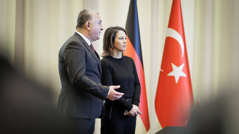 Bundesaußenministerin Annalena Baerbock zusammen mit dem türkischen Außenminister Ahmet Basar Sen (Foto: IMAGO, IMAGO / photothek)