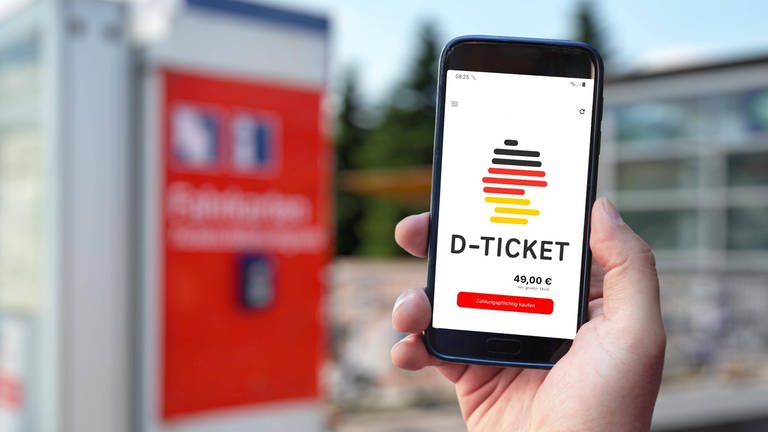 Das Deutschlandticket (49-Euro-Ticket) ist auf einem Handybildschirm zu sehen.