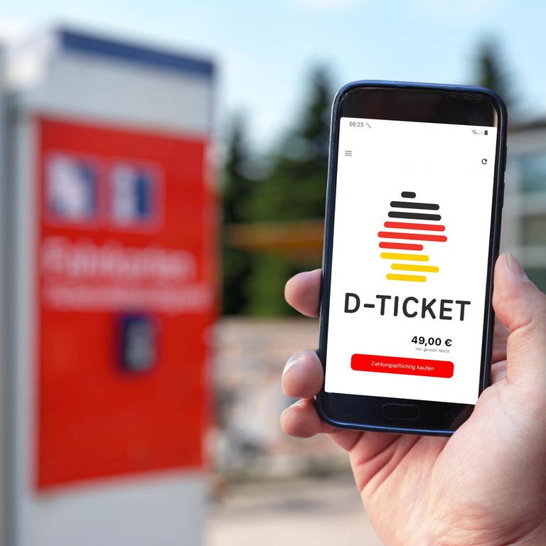 Das Deutschlandticket (49-Euro-Ticket) ist auf einem Handybildschirm zu sehen.