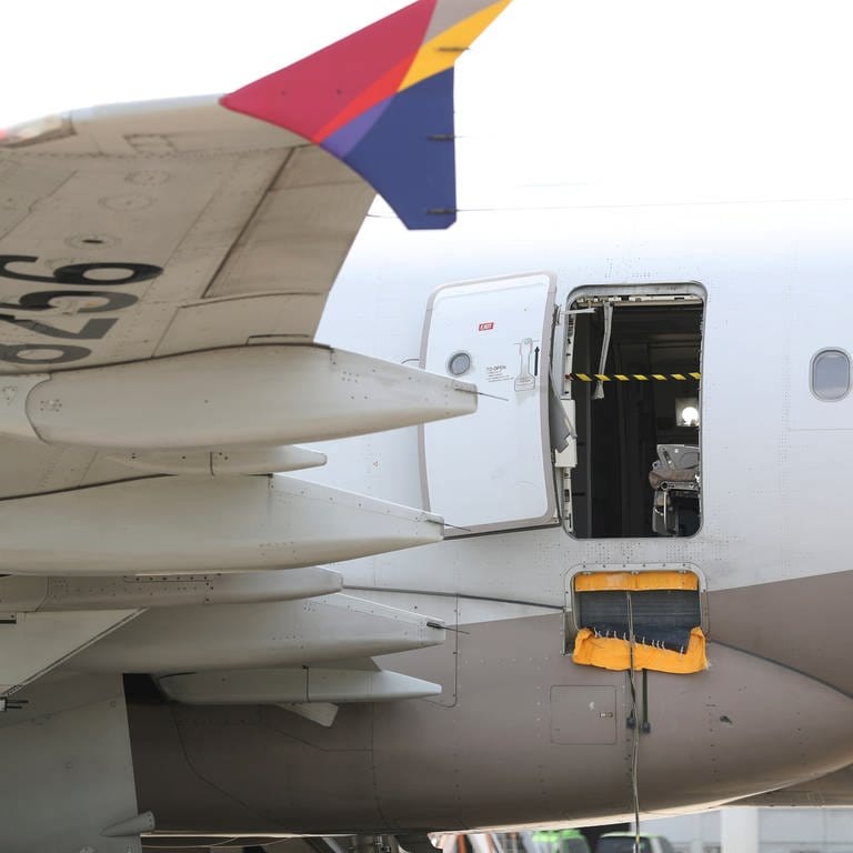 Eine offene Tür an einem Flugzeug der Asiana Airlines in Südkorea. Ein Mann hatte die Flugzeugtür in der Luft geöffnet.