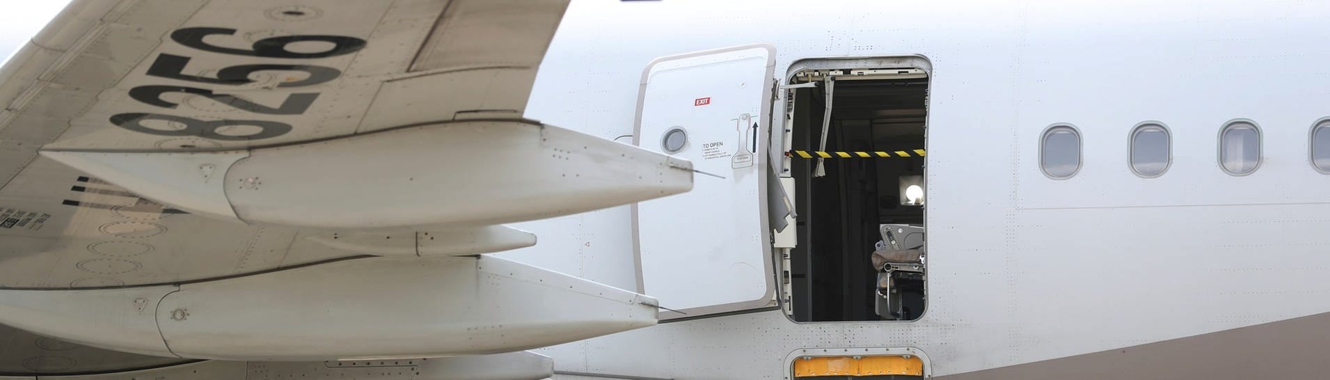 Eine offene Tür an einem Flugzeug der Asiana Airlines in Südkorea. Ein Mann hatte die Flugzeugtür in der Luft geöffnet. (Foto: dpa Bildfunk, picture alliance/dpa/Yonhap/AP | Yun Kwan-shick)