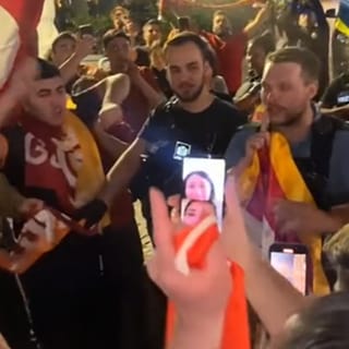 Polizist feiert mit Galatasaray Fans  (Foto: Tiktok @19o5enver)