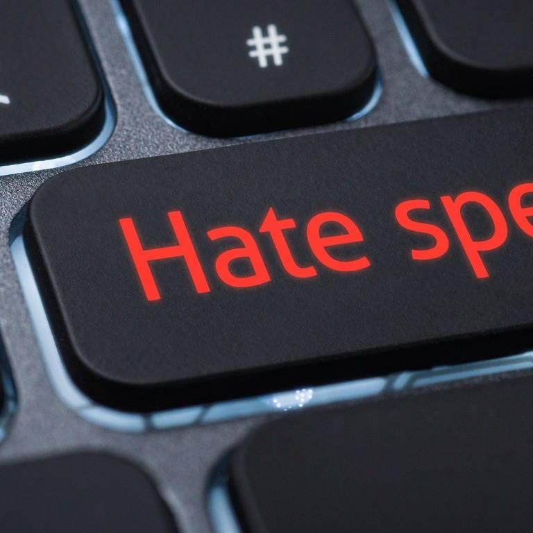 Hate speech in Buchstaben auf Tastatur