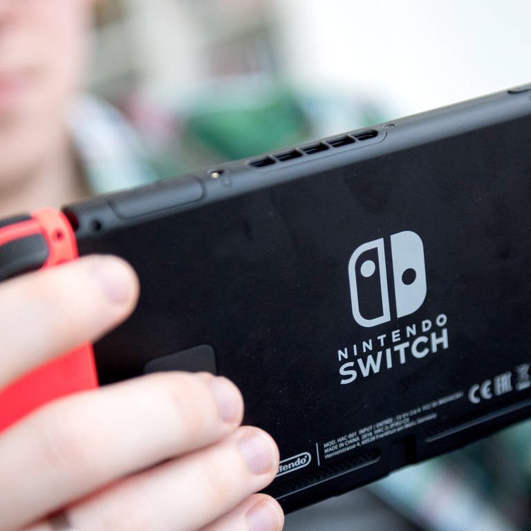 Ein Gamer spielt mit einer Nintendo Switch Konsole. - Nintendo verlauft keine Spiele und Produkte mehr in Russland.