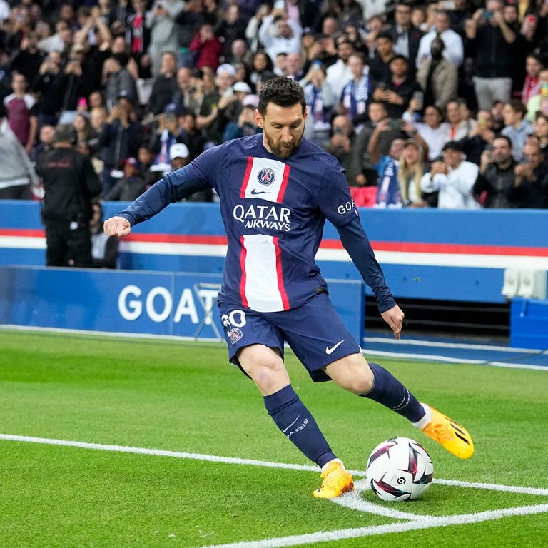 Lionel Messi im Trikot von PSG - Der Weltfußballer verlässt Paris. (Foto: dpa Bildfunk, picture alliance/dpa/AP | Michel Euler)