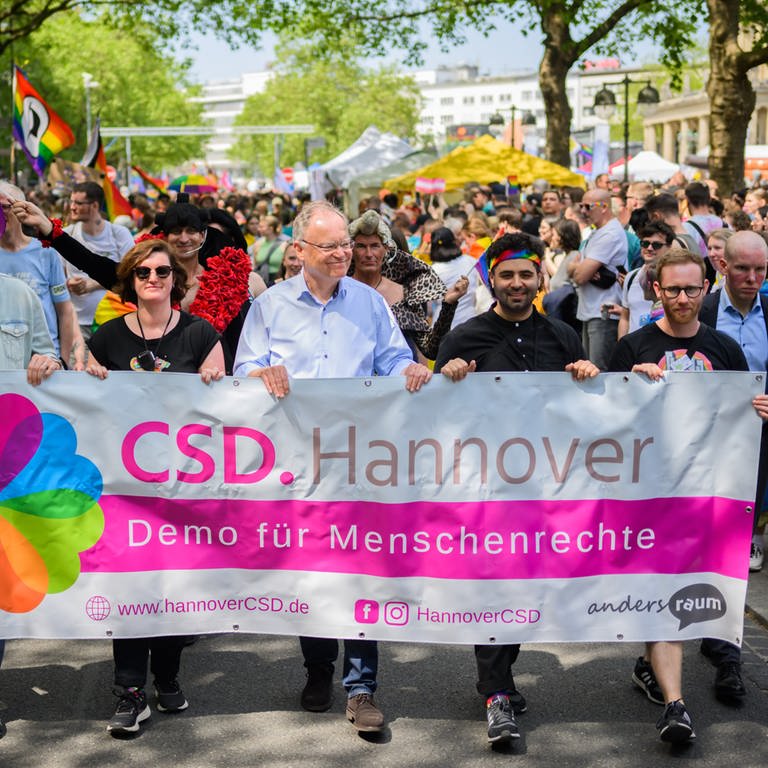 Stephan Weil (3.v.r., SPD), Ministerpräsident Niedersachsen, und Belit Onay (2.v.l., Grüne), Oberbürgermeister Hannover, tragen beim Christopher Street Day (CSD) ein Banner mit der Aufschrift "CSD. Hannover - Demo für Menschenrechte".