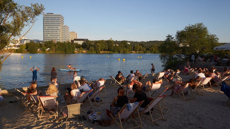 Besucher entspannen sich am "Statt Strand" in Koblenz an der Mosel. Die DLRG warnt vor den Gefahren beim Baden in Rhein und Mosel.