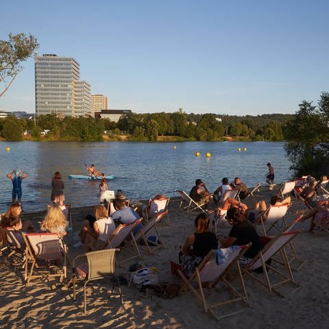 Besucher entspannen sich am "Statt Strand" in Koblenz an der Mosel. Die DLRG warnt vor den Gefahren beim Baden in Rhein und Mosel. (Foto: SWR DASDING, picture alliance/dpa | Thomas Frey)