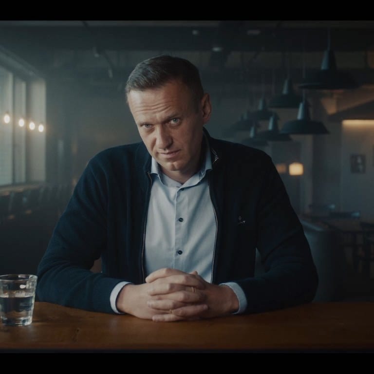 Der russische Oppositionelle Alexej Nawalny in einer Szene des Dokumentarfilms "Nawalny". Der 47-Jährige machte zuletzt auf Twitter auf seine absurden Forderungen an das Straflager aufmerksam, in dem er seit mehr als zwei Jahren inhaftiert ist. (Foto: dpa Bildfunk, picture alliance/dpa/DCM Cabel News Network Inc)