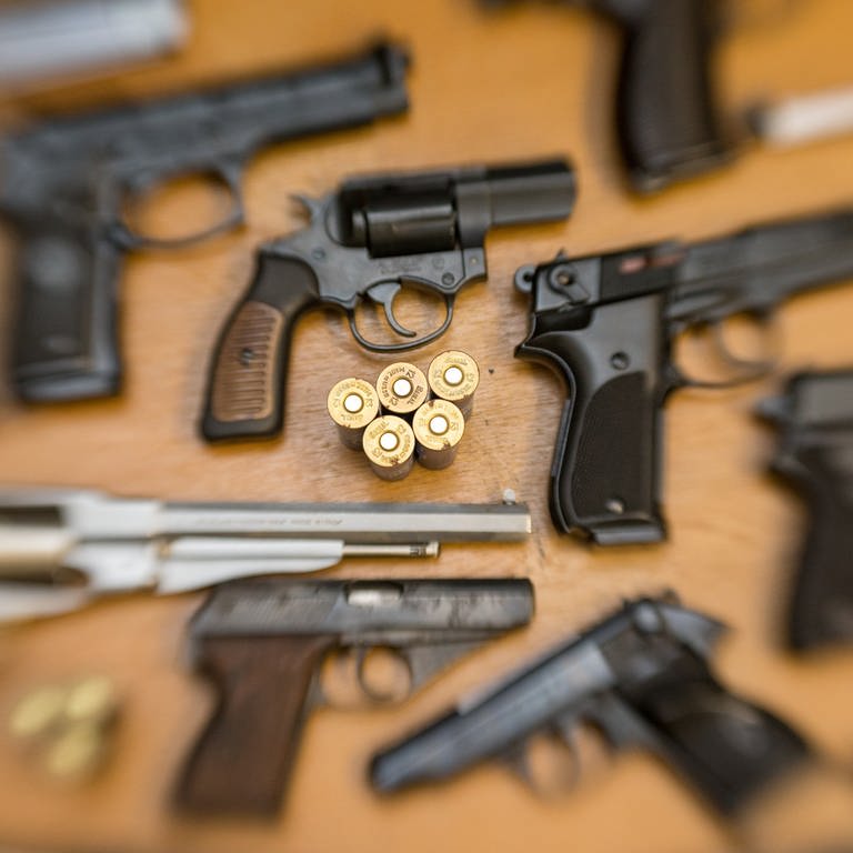 Waffen liegen auf einem Tisch in einer gesicherten Asservatenkammer. 