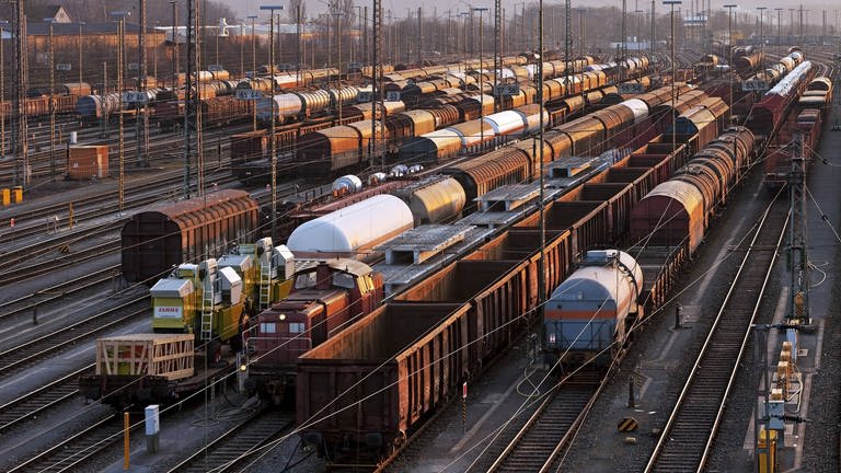 Symbolbild: Güterzüge fahren durch eine Zugbildungsanlage