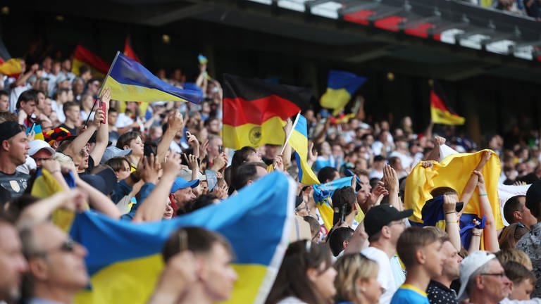 Ukrainische Fans nach dem Abpfiff beim Länderspiel gegen Deutschland. (Foto: dpa Bildfunk, picture alliance/dpa | Christian Charisius)