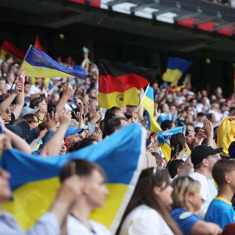 Ukrainische Fans nach dem Abpfiff beim Länderspiel gegen Deutschland.