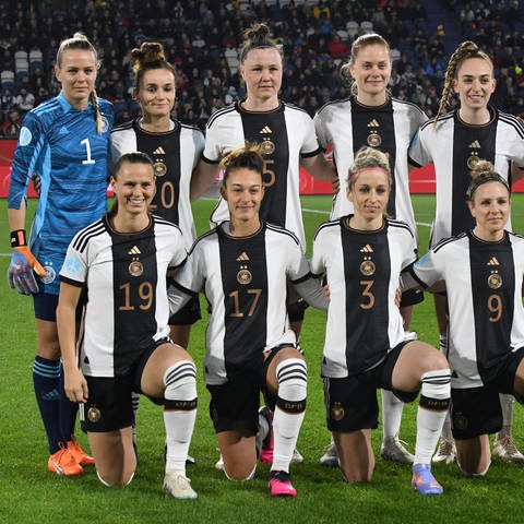 Teamfoto der deutschen Frauennationalmannschaft vor dem Laenderspiel gegen Schweden. 