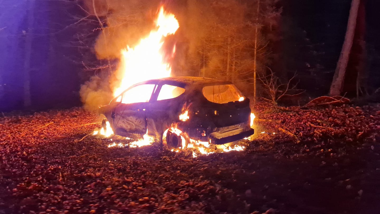 Das ausgebrannte Fahrzeug im Fall um den getöteten Arzt aus Gerolstein. (Foto: Staatsanwaltschaft Trier, Polizeipräsidium Trier)