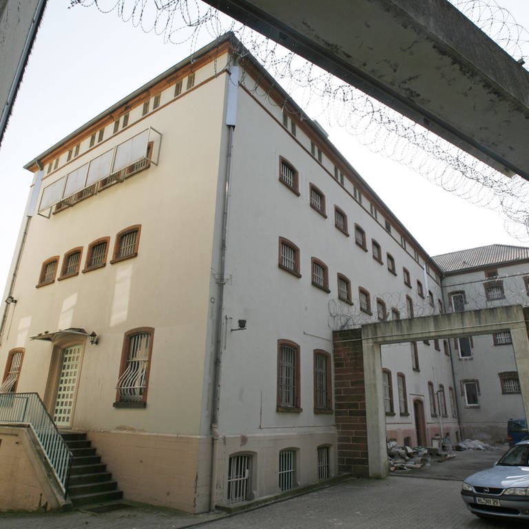 Das Gefängnishotel "Alcatraz" in Kaiserslautern. Künstler des Formats "Icon" randalierten im Hotel und wurden von der Polizei rausgeworfen. (Foto: dpa Bildfunk, picture-alliance/ dpa | Ronald Wittek)