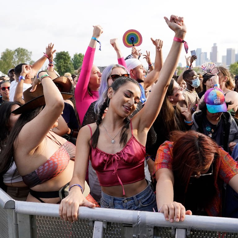 Zuschauerinnen tanzen auf einem Konzert in Los Angeles. Gutes Wetter hat einen möglichen Einfluss auf die Beliebtheit von Pop-Musik. (Foto: dpa Bildfunk, picture alliance/dpa/Invision/AP | Chris Pizzello)