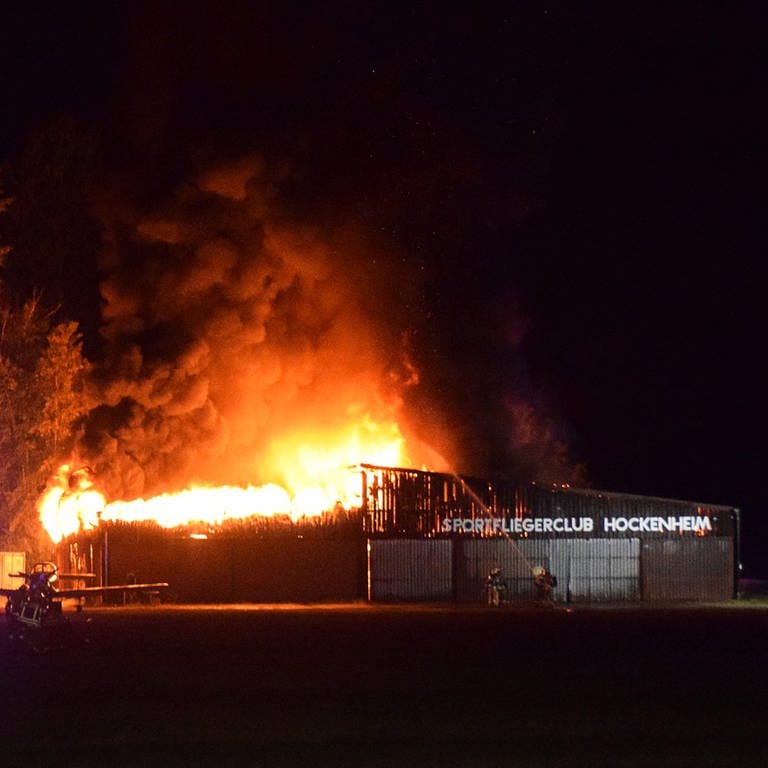 Einsatzkräfte der Feuerwehr löschen den Brand einer Lagerhalle am Flugplatz in Hockenheim. (Foto: dpa Bildfunk, picture alliance/dpa/PR-Video | Marco Priebe)