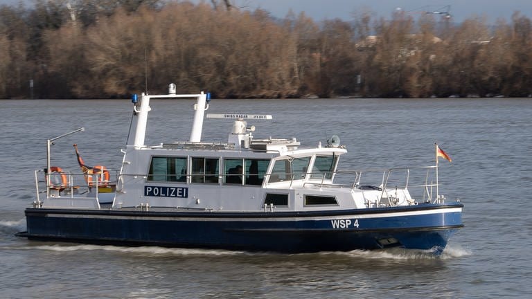 Ein Boot der rheinland-pfälzischen Wasserschutzpolizei fährt auf dem Rhein.