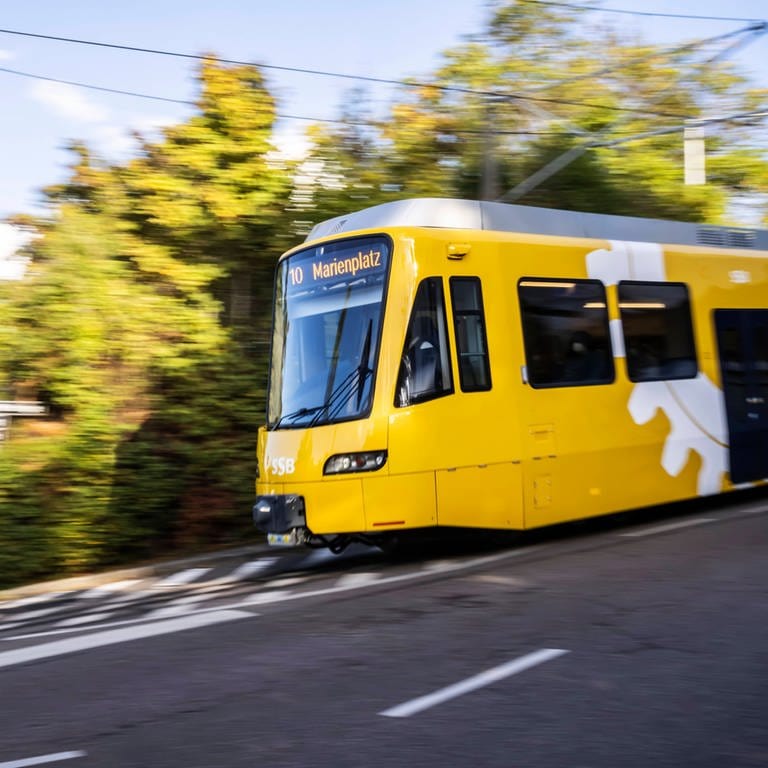 Zum Klimaaktionstag in Stuttgart sind Bus und Bahn for free nutzbar. (Foto: IMAGO, IMAGO / Arnulf Hettrich)
