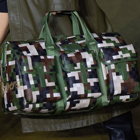 Beispiel von Pharrell Williams Kollektion für Louis Vuitton: Eine Tasche im Damoflage-Look. (Foto: IMAGO, ABACAPRESS)
