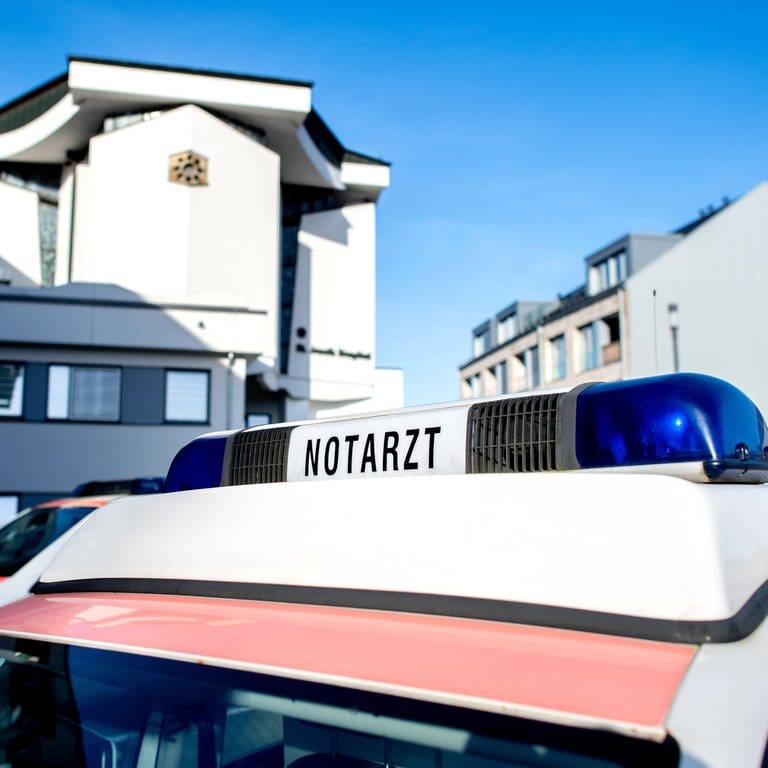 Ein Notarztwagen steht vor einem Krankenhaus. Im Kreis Reutlingen wurde ein 19-jähriger Dachdecker durch eine Windböe lebensgefährlich verletzt. (Foto: dpa Bildfunk, picture alliance/dpa | Hauke-Christian Dittrich)