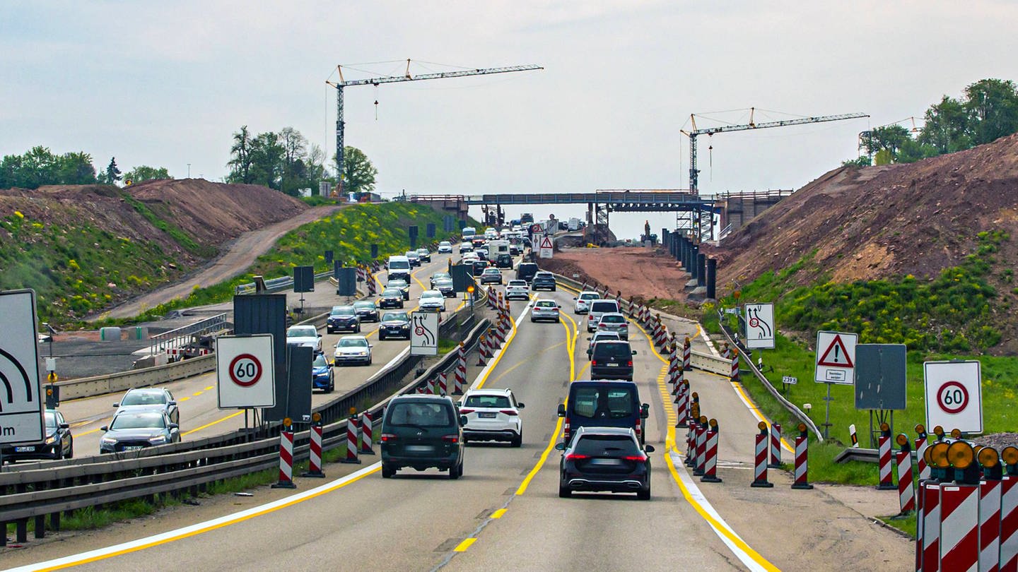 Am Wochenende wird es auf der Autobahn A8 bei Pforzheim eine Vollsperrung geben. (Foto: IMAGO, IMAGO / Manngold)