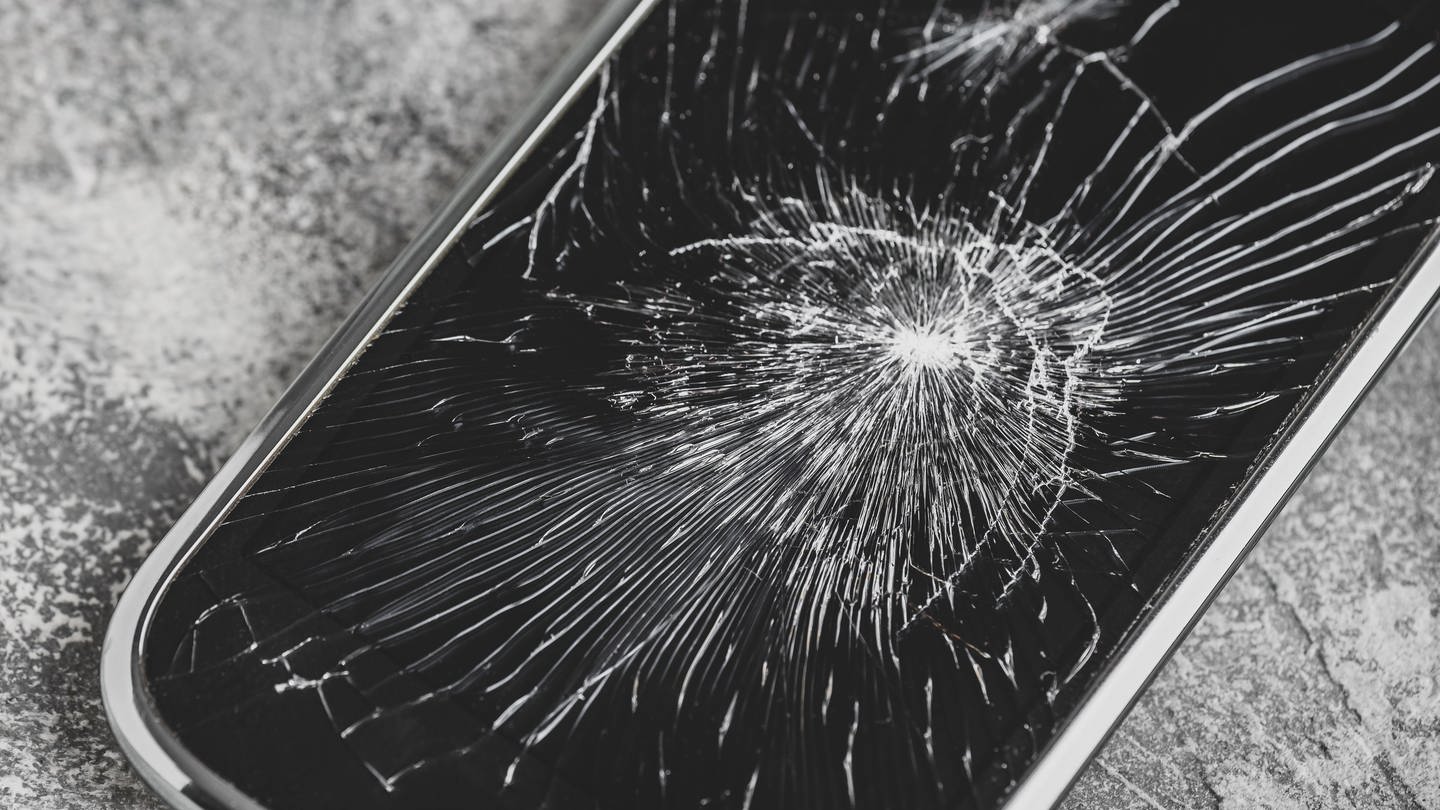 Handy kaputt? Bei Samsung und Apple bekommst du Ersatzteile, damit du dein Gerät selbst reparieren kannst. (Foto: SWR DASDING, IMAGO / Panthermedia)