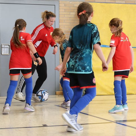 Die Profi-Fußballerin Dina Orschmann vom 1. FC Union Berlin trainiert mit mehreren Mädchen. Laut DFB-Zahlen spielen immer mehr Mächen unter 16 Jahren Fußball.