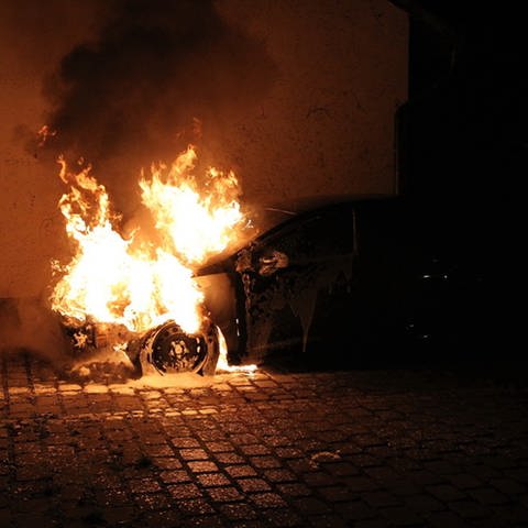 In einem Drive-In in Rauenberg ist ein Auto in Flammen aufgegangen. (Foto: dpa Bildfunk, picture alliance/dpa/dpa-Zentralbild | Silvio Dietzel)